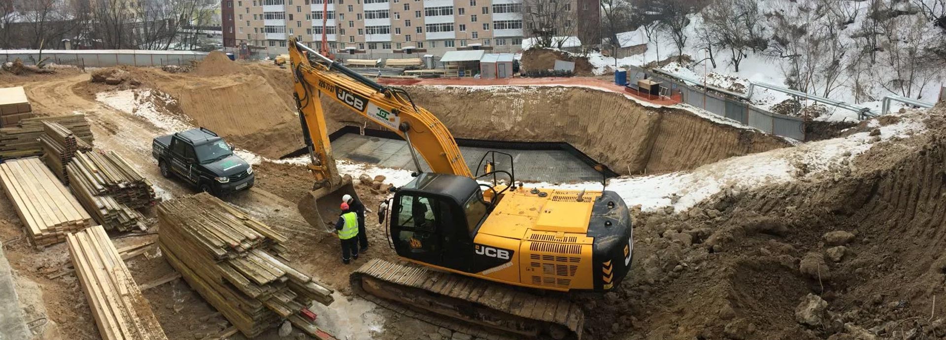 Самосвалы разработка котлованов. Рытье котлована. Экскаватор "на стройке". Экскаватор котлован. Разработка котлована.